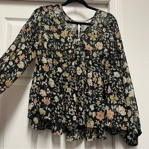 Sadie & Sage Floral Top size Medium